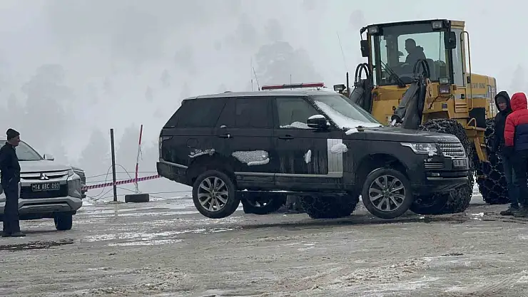 Grand Kartal Otel'de park halindeki araçlar kaldırılıyor