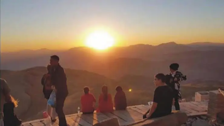 Güneşin doğuşunu meditasyon yaparak izlediler