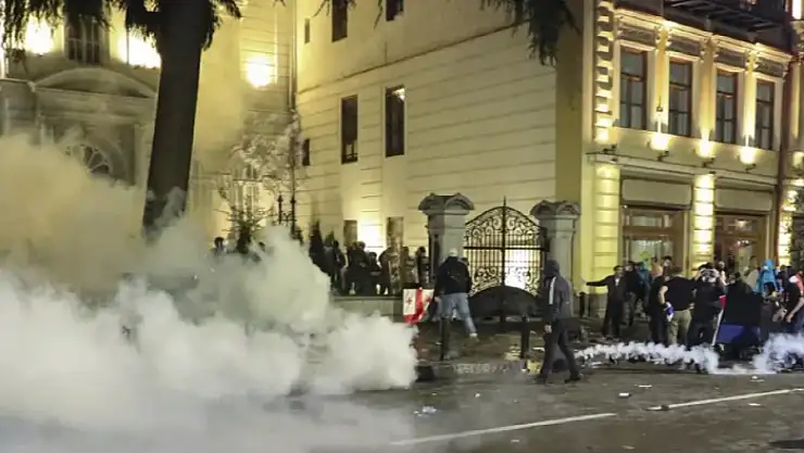 Gürcistan'da yerel seçim protestolarında sokaklar savaş alanına döndü