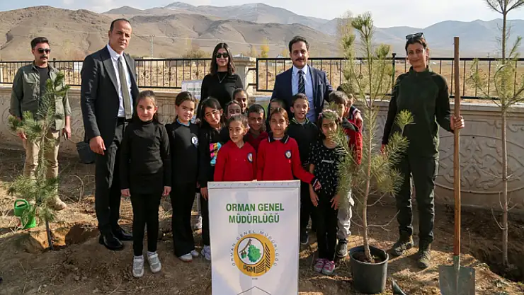 Gürpınar'da fidanlar toprakla buluştu
