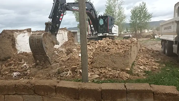 Gürpınar'da metruk yapıların yıkımı sürüyor