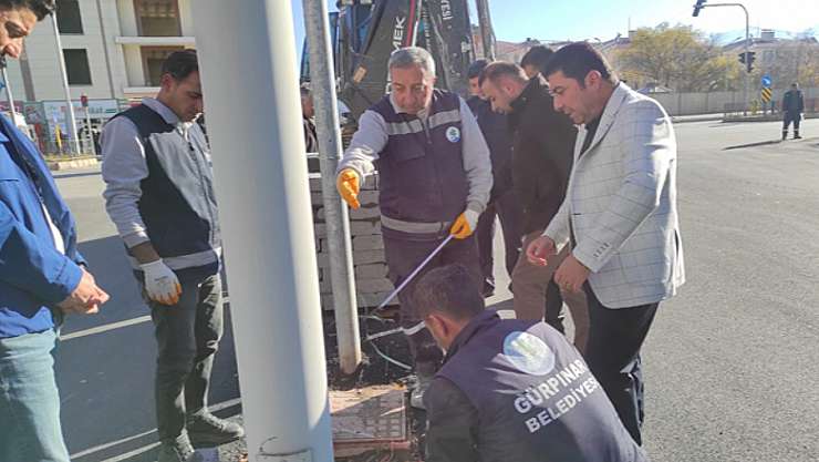 Gürpınar'da orta refüj düzenleme çalışmaları devam ediyor