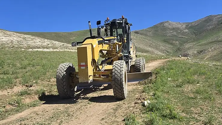 Gürpınar'da yol bakım, onarım ve tarımsal çalışmalar sürüyor