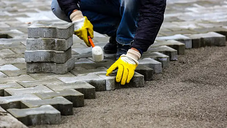 Gürpınar'daki mahalle yolları parke taşıyla buluşuyor
