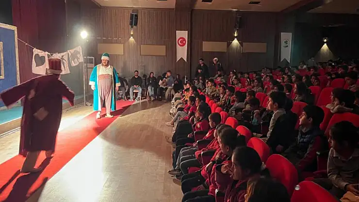 Gürpınarlı çocuklar ilk defa tiyatroyla buluştu