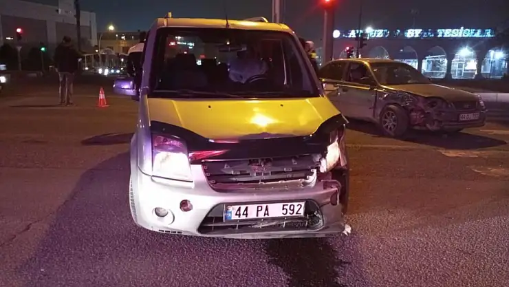 Hafif ticari araç ile otomobil çarpıştı: 1 yaralı