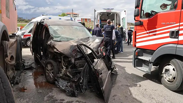 Hafif ticari araç, temizlik kamyonuna çarptı: 5 yaralı