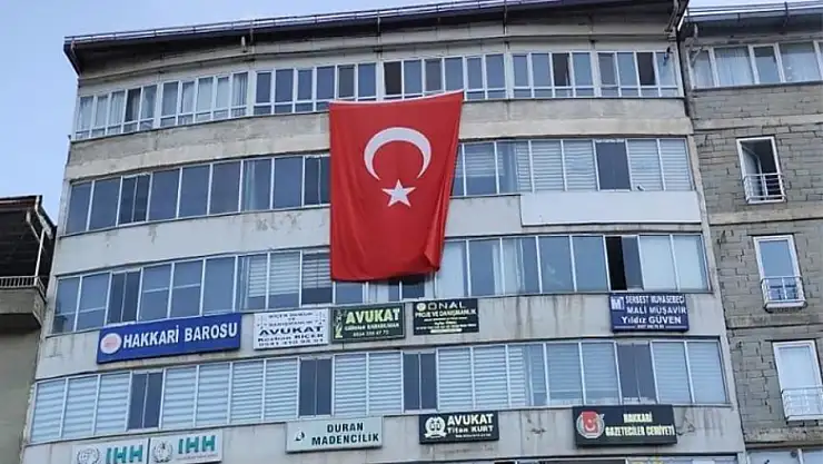 Hakkari'de 10 katlı binanın cephesine dev Türk bayrağı asıldı