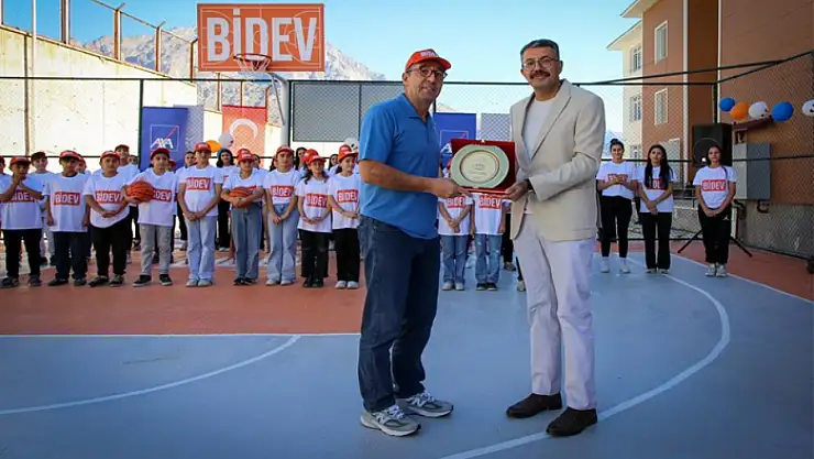Hakkari'de basketbol sahasının açılışı yapıldı