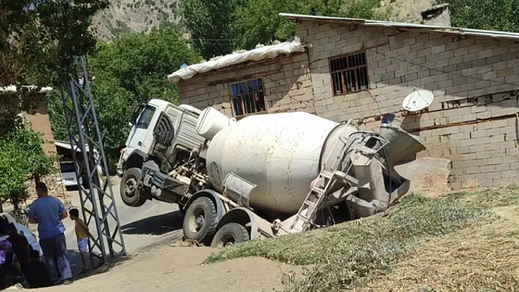 Hakkari'de beton mikseri ahırın üzerine yan yattı