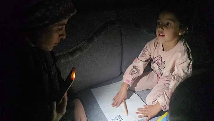 Hakkari'de karanlıkta ders: Akbay ailesi elektrik istiyor