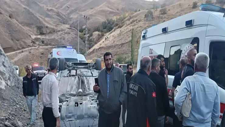 Hakkari'de kontrolden çıkan otomobil takla attı: 3 yaralı