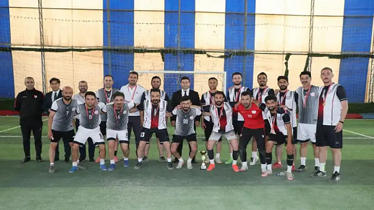Hakkari'de öğretmenler arası futbol turnuvası sona erdi