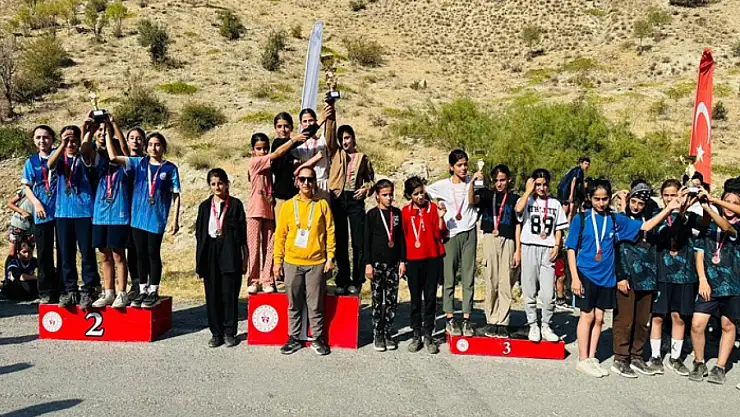 Hakkari'de Okul Sporları Kros Yarışları yapıldı