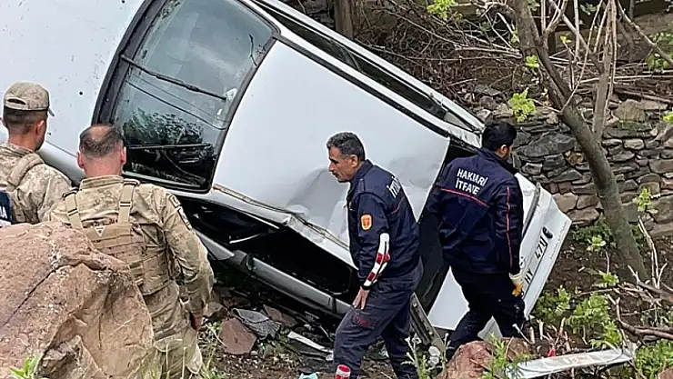 Hakkari'de otomobil şarampole yuvarlandı