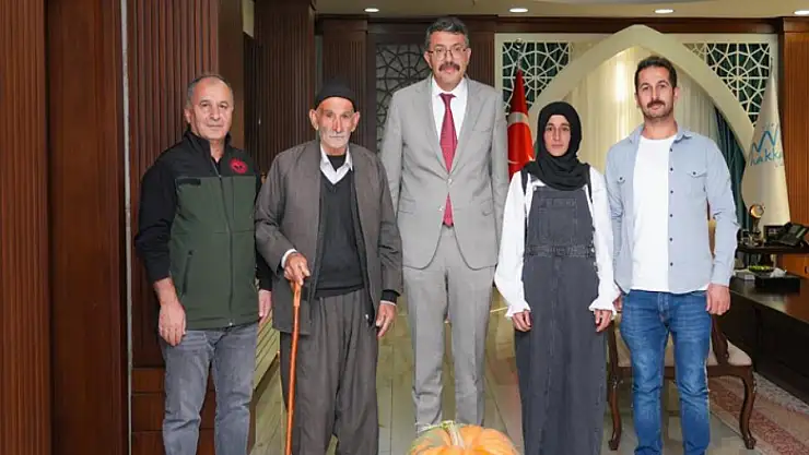 Hakkâri'de rekor: 50,5 kilo ağırlığında dev bal kabağı