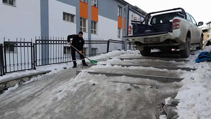 Hakkari'de Sibirya soğukları: Yollar ve merdivenler buz tuttu