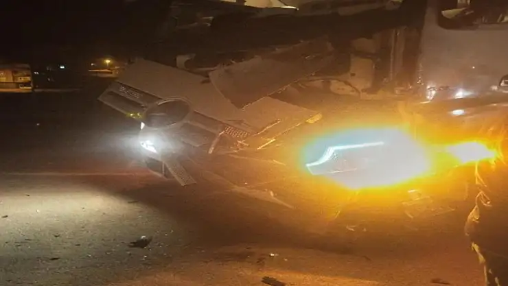 Hakkari'de tır ile minibüs çarpıştı: 1 yaralı