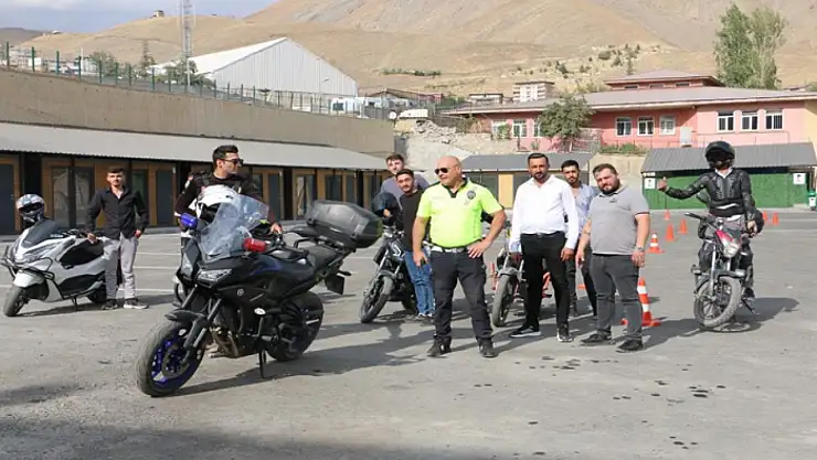 Hakkari polisinden motosiklet kullanıcılarına güvenli sürüş eğitimi