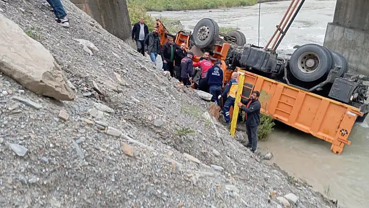 Hakkari-Van kara yolunda iş makinesi devrildi: yaralılar var!