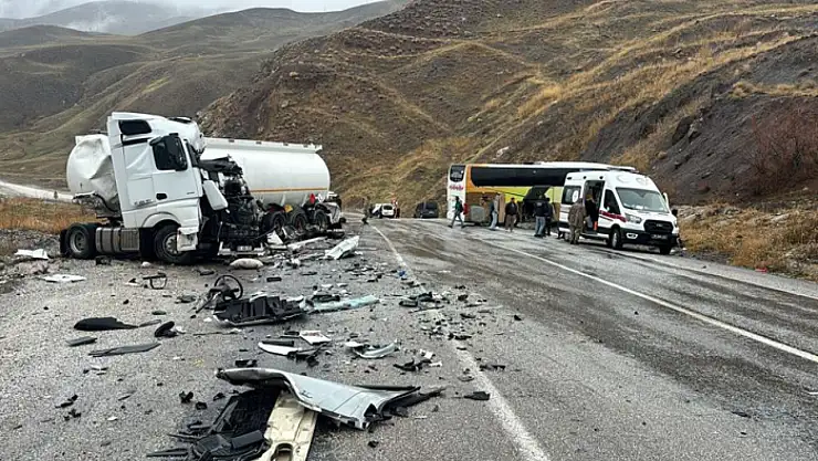Hakkari-Van kara yolunda otobüsle tanker çarpıştı: Çok sayıda yaralı var