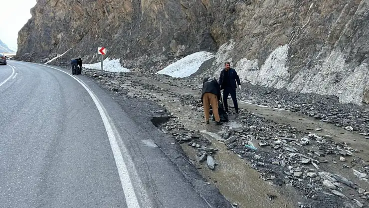 Hakkari-Van kara yolundaki çöpler temizlendi