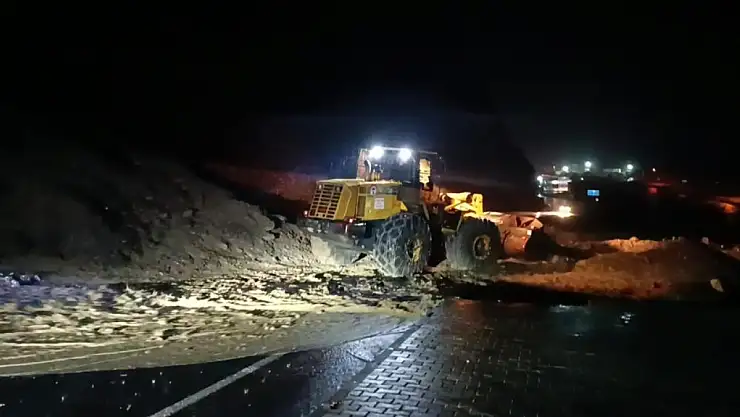 Hakkari-Van yolunda heyelan medyana geldi