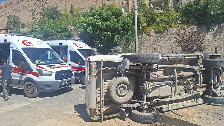 Hakkari-Van yolunda kamyonet yan yattı