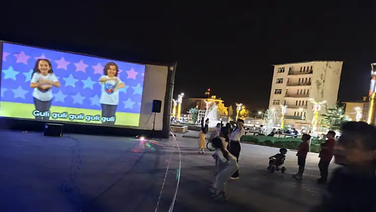 Hakkarili çocuklar karaoke sahnesinde hünerlerini sergiledi