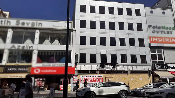 Halk Bank'ın Cumhuriyet Caddesi'ndeki binası yıkıma hazırlanıyor