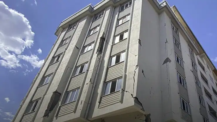 Hasarlı binalar korkutuyor