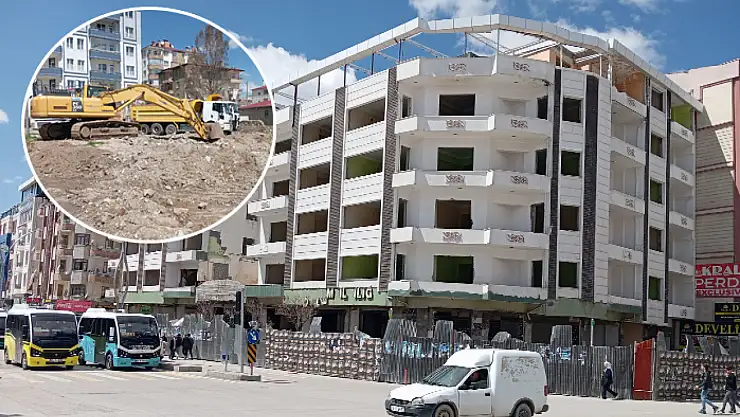 Hasarlı binaların yıkımı devam ediyor    