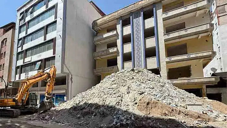 Hasarlı yapıların yıkımı sürüyor
