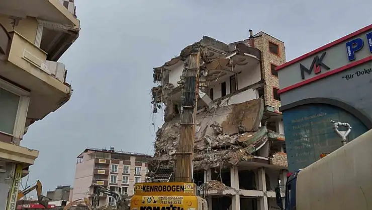 Hatay'da ağır hasarlı binaların yıkımı 19 mahallede sürüyor