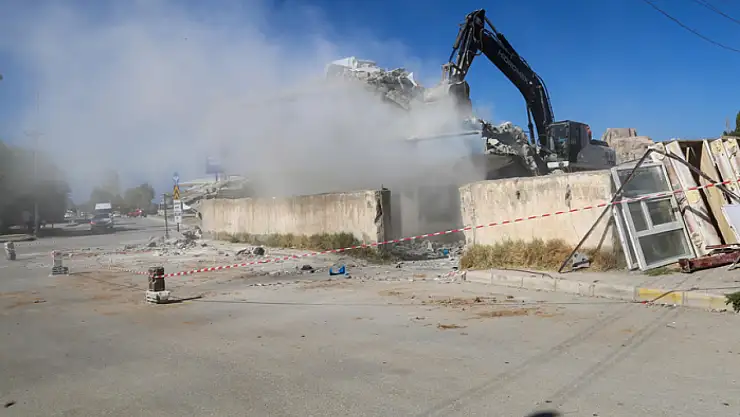Hatuniye Caddesi'nde kamulaştırılan yapıların yıkımı sürüyor