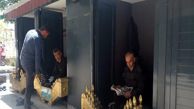 Havaların ısınması ayakkabı boyacılarını sevindirdi