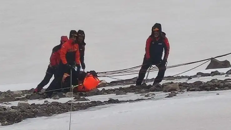 Hayatını kaybeden 2 dağcının cesedi kamp alanına taşınıyor