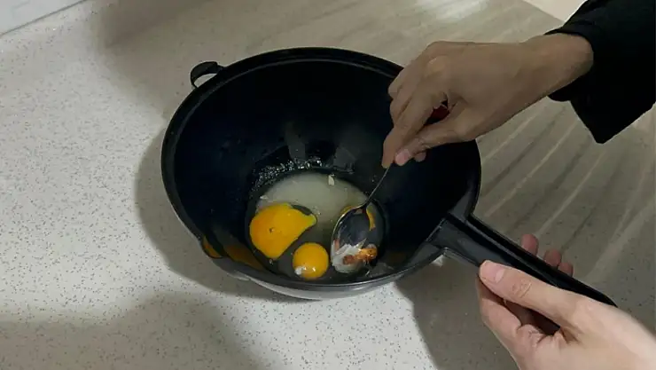Hayatının şokunu yaşadı! Yumurtadan bakın ne çıktı