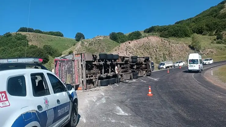 Hayvan yüklü tır devrildi! Yaralılar var