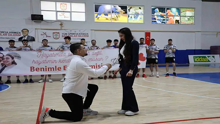 Hentbol maçında sürpriz evlilik teklifi