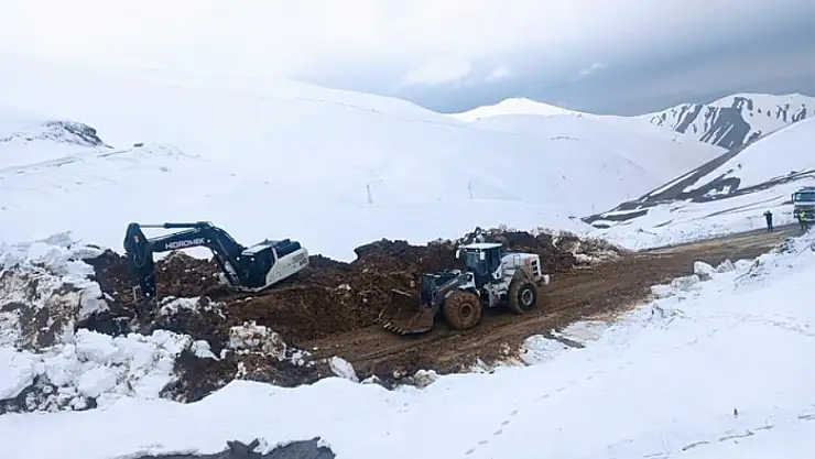 Heyelandan dolayı köyün şehirle bağlantısı kesildi
