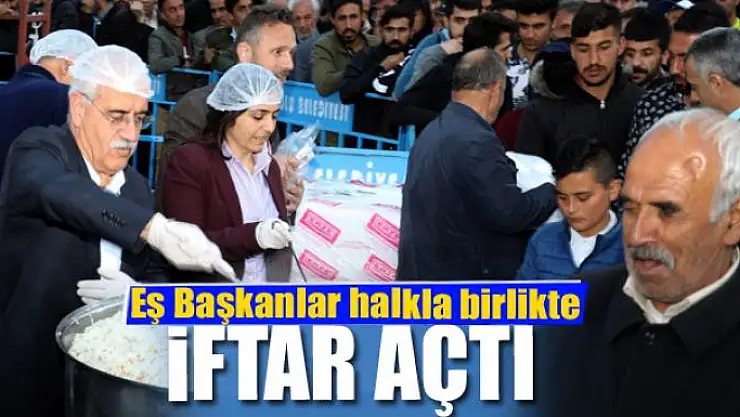 Eş Başkanlar halkla birlikte iftar açtı