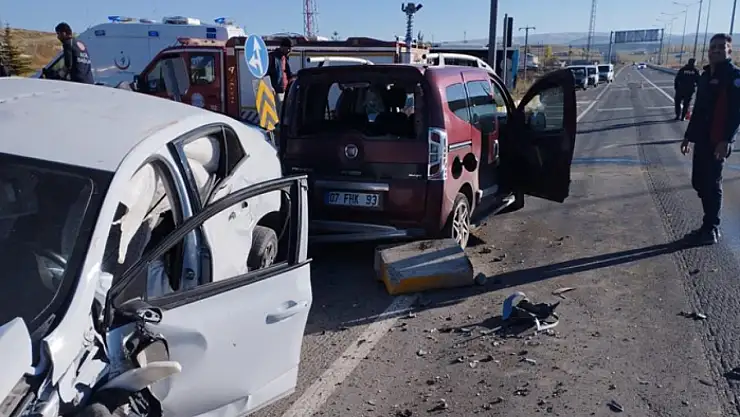 İki otomobil çarpıştı, bir çok yaralı var