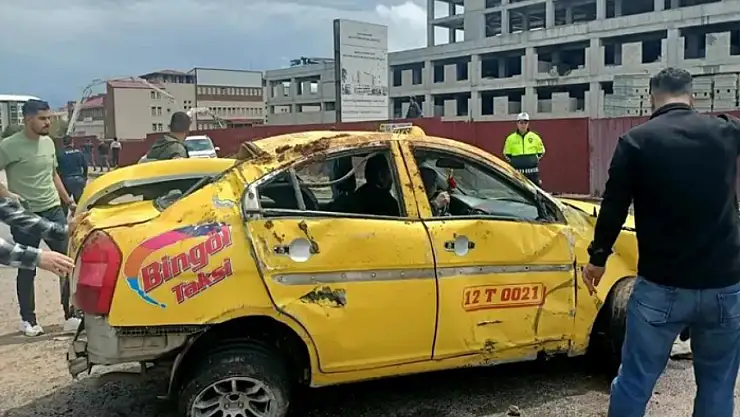 İki otomobil çarpıştı, yaralılar var