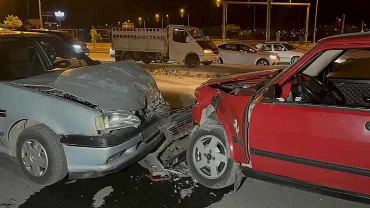 İki otomobil kafa kafaya çarpıştı: 1'i bebek 5 yaralı