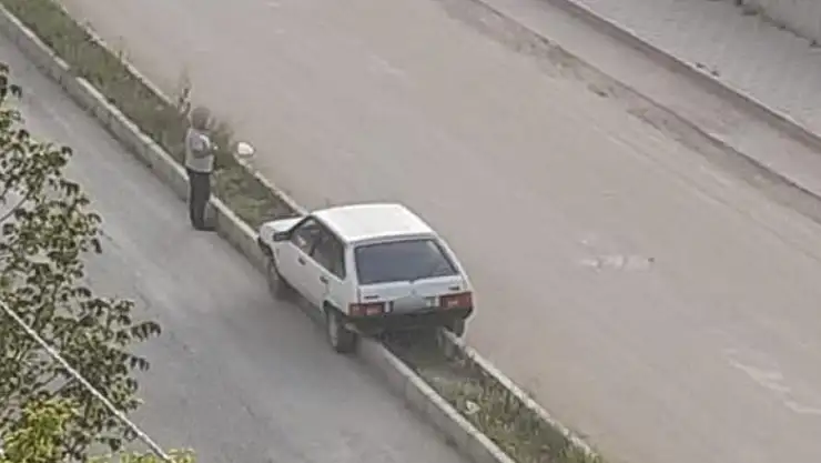 İlginç kaza, otomobil refüje oturdu