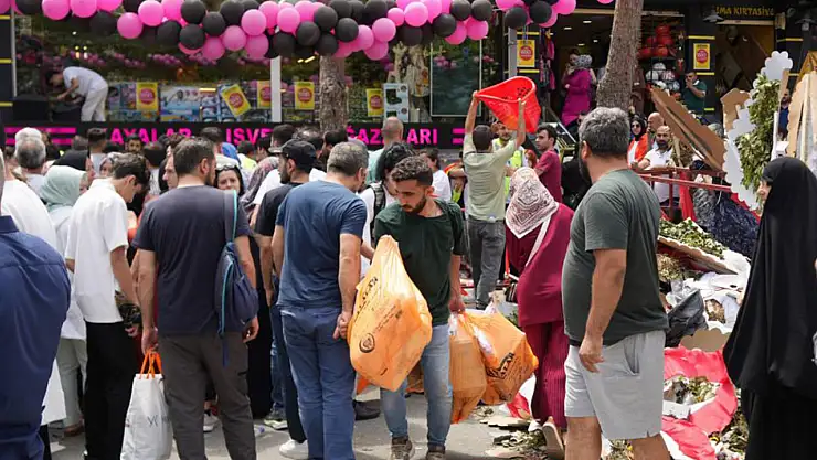 İndirim izdihamı: Vatandaşlar fenalaştı, mağaza öğleden sonra kapandı