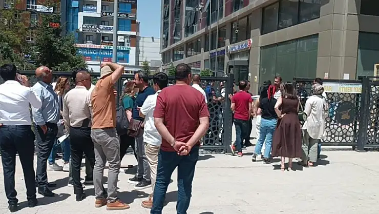 İpekyolu Belediye binasındaki yangını işten çıkarılan işçiler fark etti