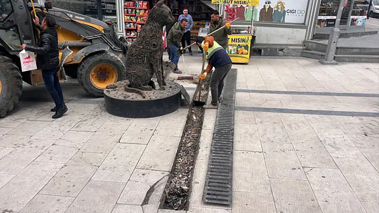 İpekyolu Belediyesi, drenaj hatlarını temizliyor
