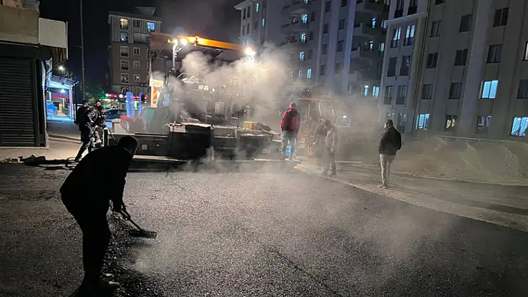 İpekyolu Belediyesi'nden gece asfalt çalışması